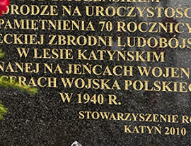 Ponad połowa napisu dotyczy Katynia.