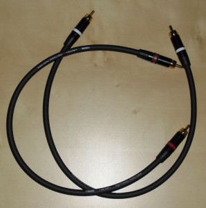 Kabel łączący wzmacniacz i źródło.